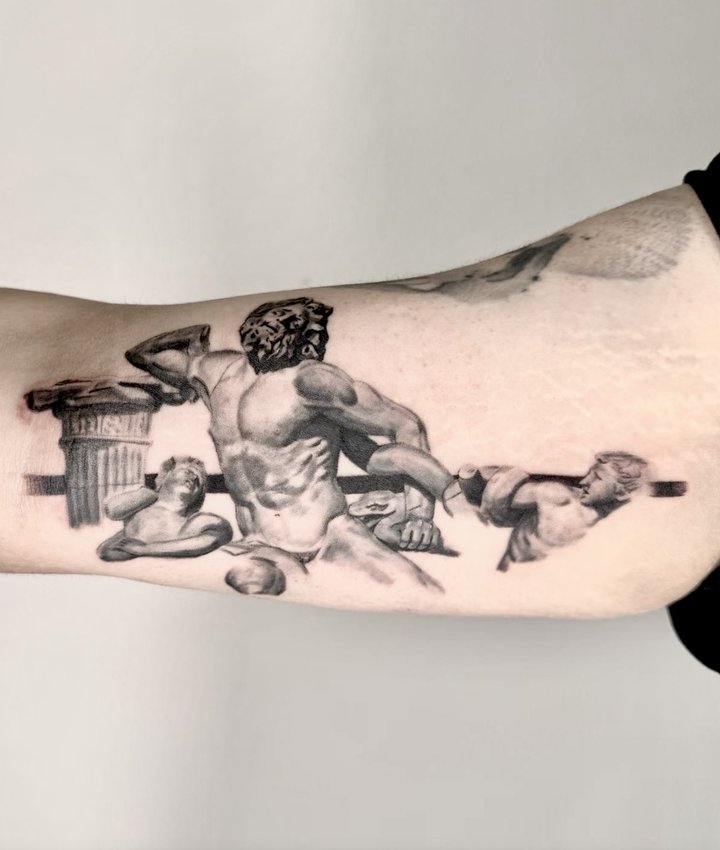 Skulptur Tattoo am Arm